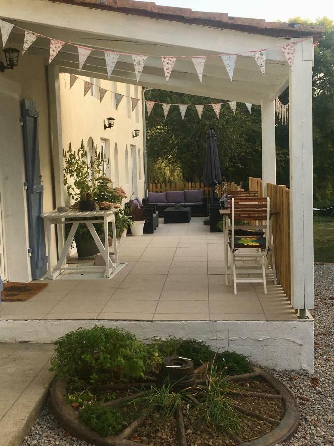 Chez Broche Bed & Breakfast Mazerolles  Екстериор снимка